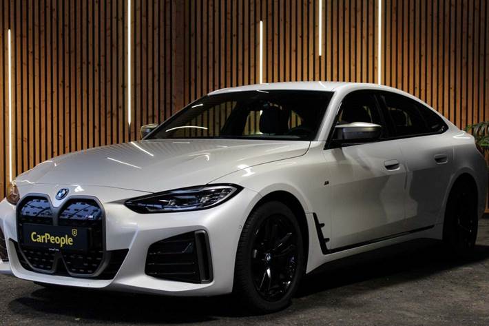 Hvid BMW i4 fra 2024 set udefra