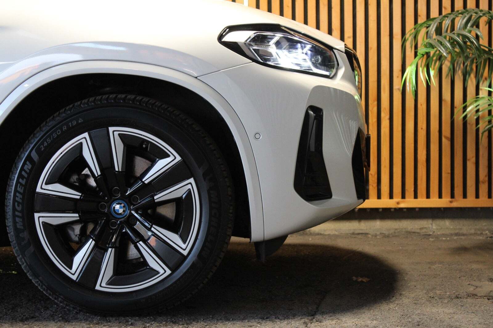 Hvid BMW iX3 fra 2023