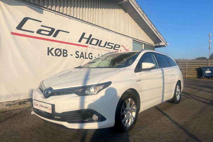 Hvid Toyota Auris fra 2015 set udefra