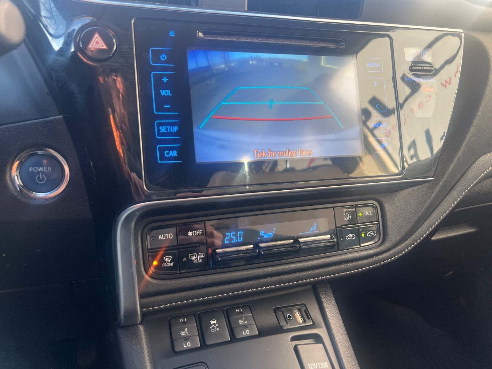 Hvid Toyota Auris fra 2015