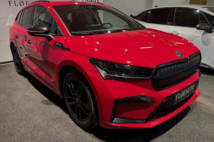 Rød Skoda Enyaq fra 2022 set udefra