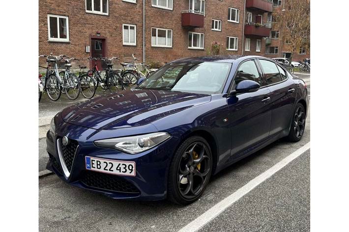 Blå Alfa Romeo Giulia fra 2018