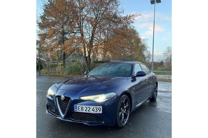 Blå Alfa Romeo Giulia fra 2018