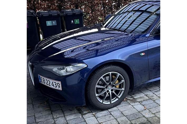 Blå Alfa Romeo Giulia fra 2018