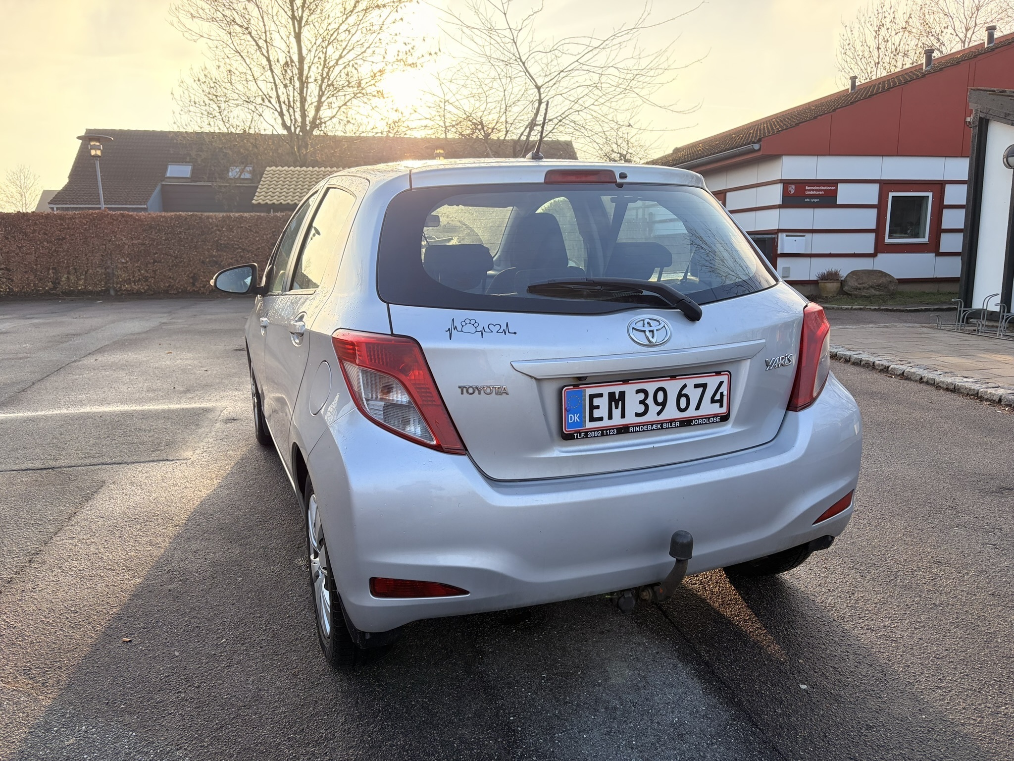 Grå Toyota Yaris fra 2014