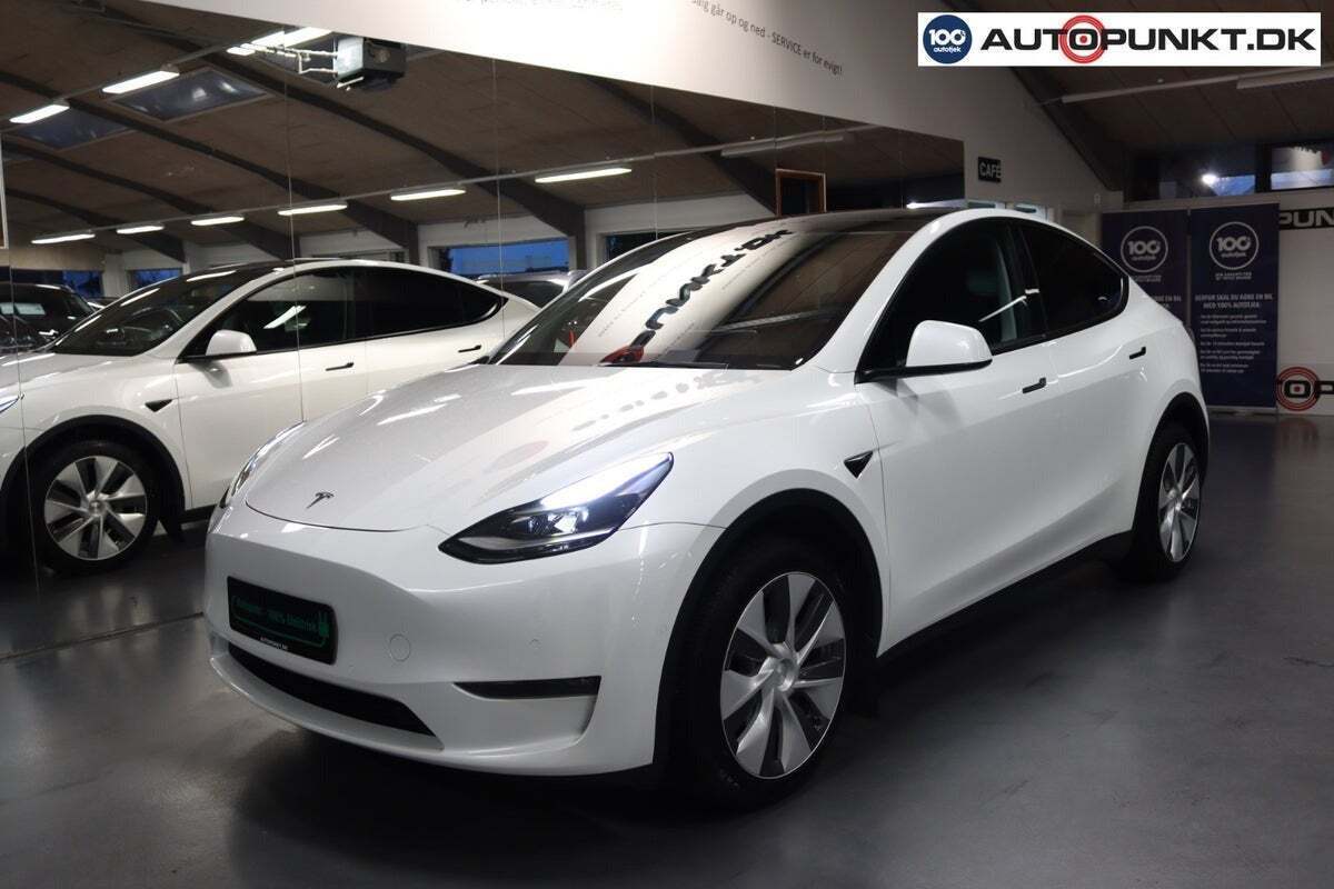 Hvid Tesla Model Y fra 2023