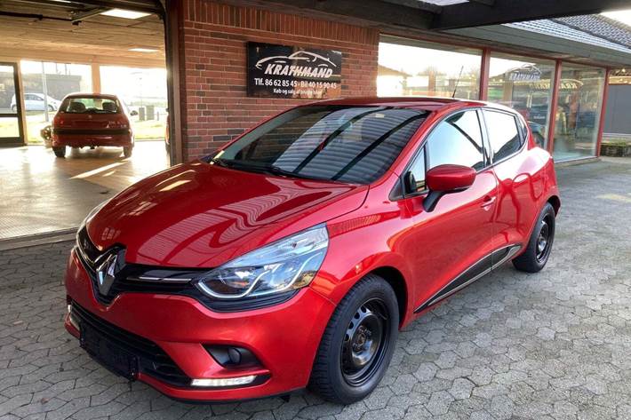 Rød Renault Clio IV fra 2018 set udefra