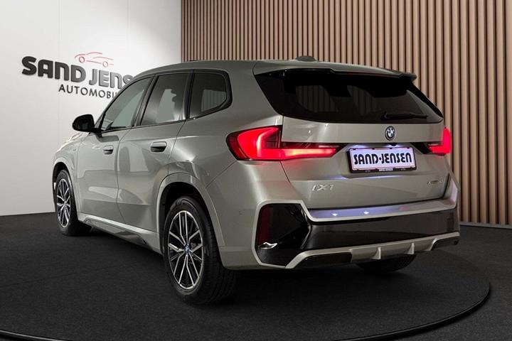 Sølv BMW iX1 fra 2023
