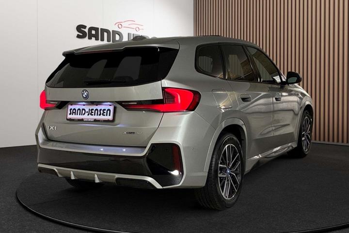 Sølv BMW iX1 fra 2023