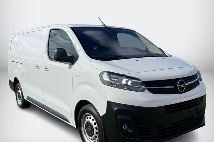 Hvid Opel Vivaro fra 2023