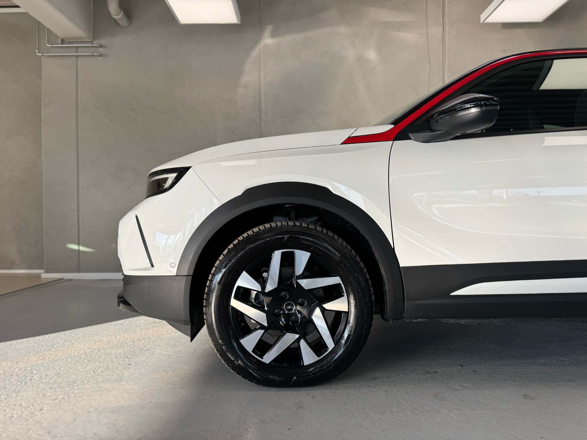 Hvid Opel Mokka-e fra 2023