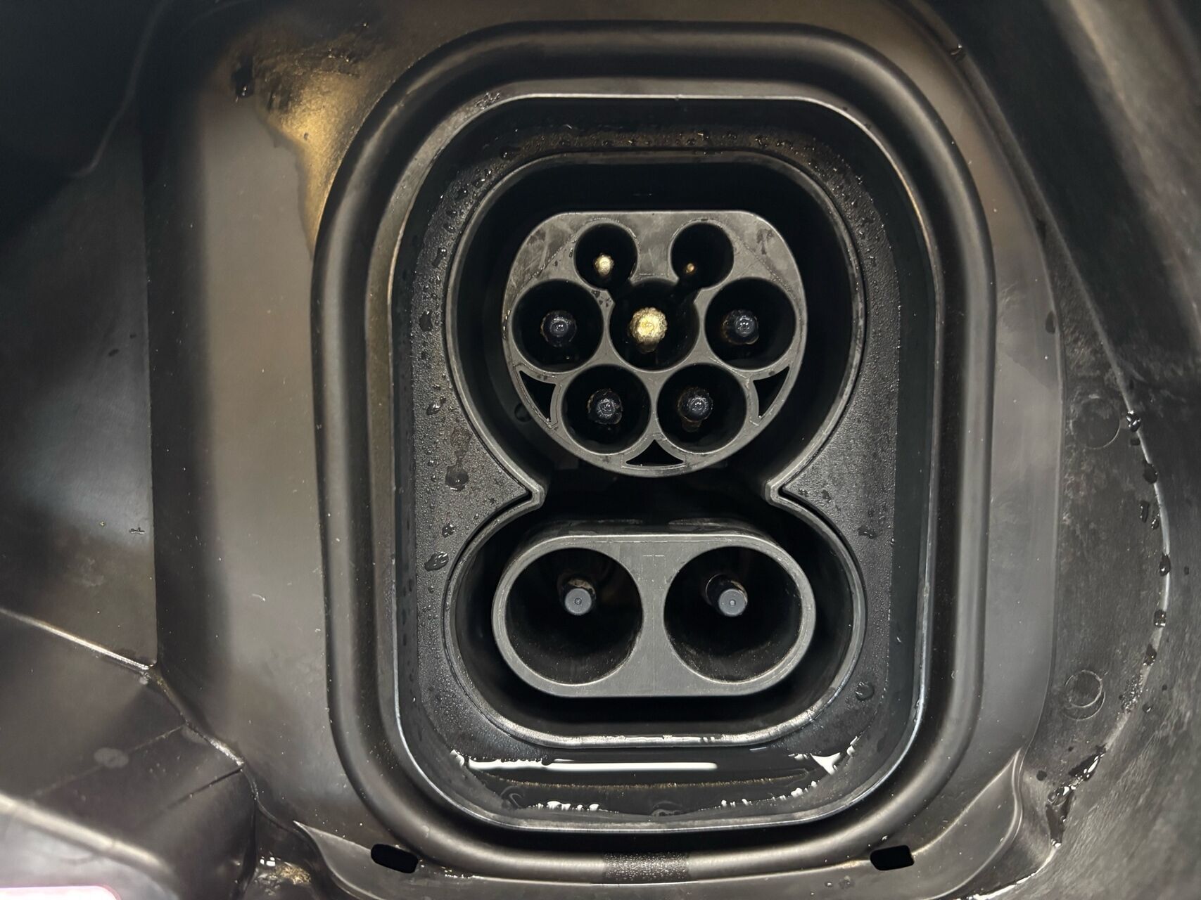 Grå Peugeot e-208 fra 2022