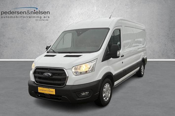 Hvid Ford Transit fra 2021 set udefra