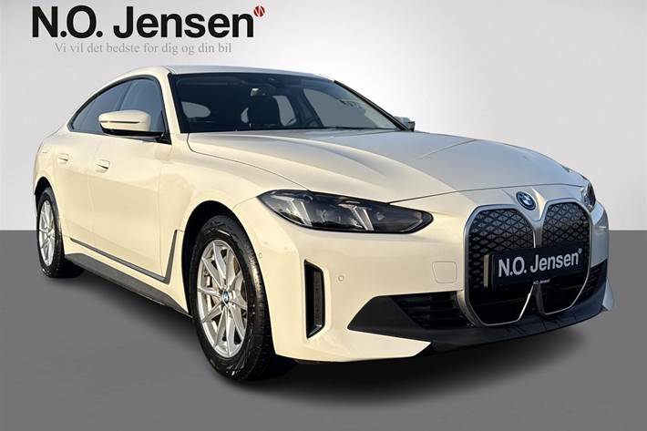 Hvid BMW i4 fra 2025 set udefra