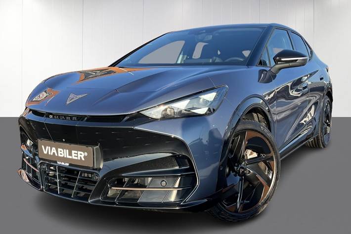 Blå Cupra Tavascan fra 2024 set udefra