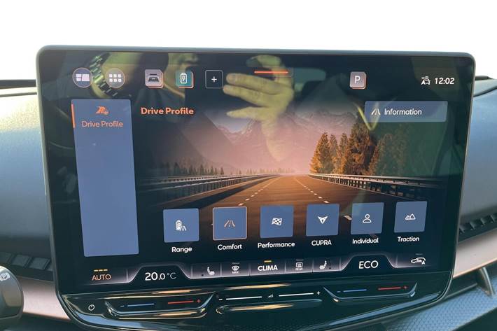 Blå Cupra Tavascan fra 2024