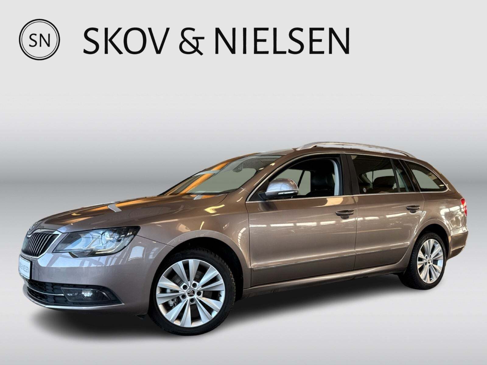 Beige Skoda Superb fra 2014