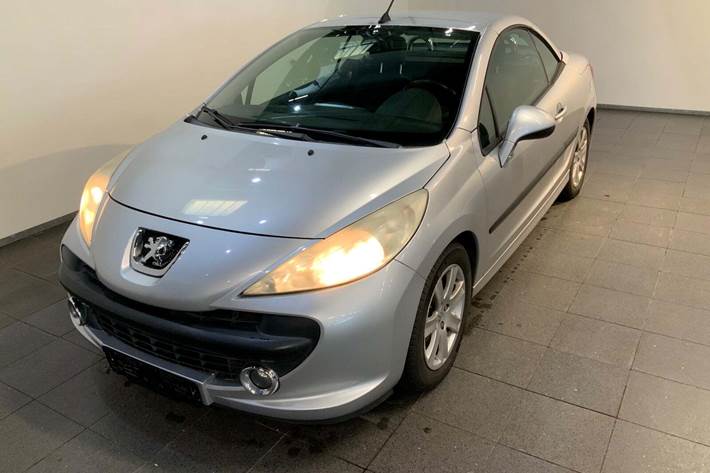 Sølv Peugeot 207 fra 2007 set udefra