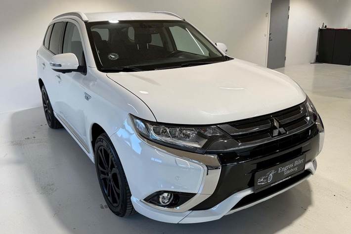 Hvid Mitsubishi Outlander fra 2017 set udefra
