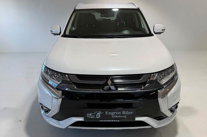 Hvid Mitsubishi Outlander fra 2017
