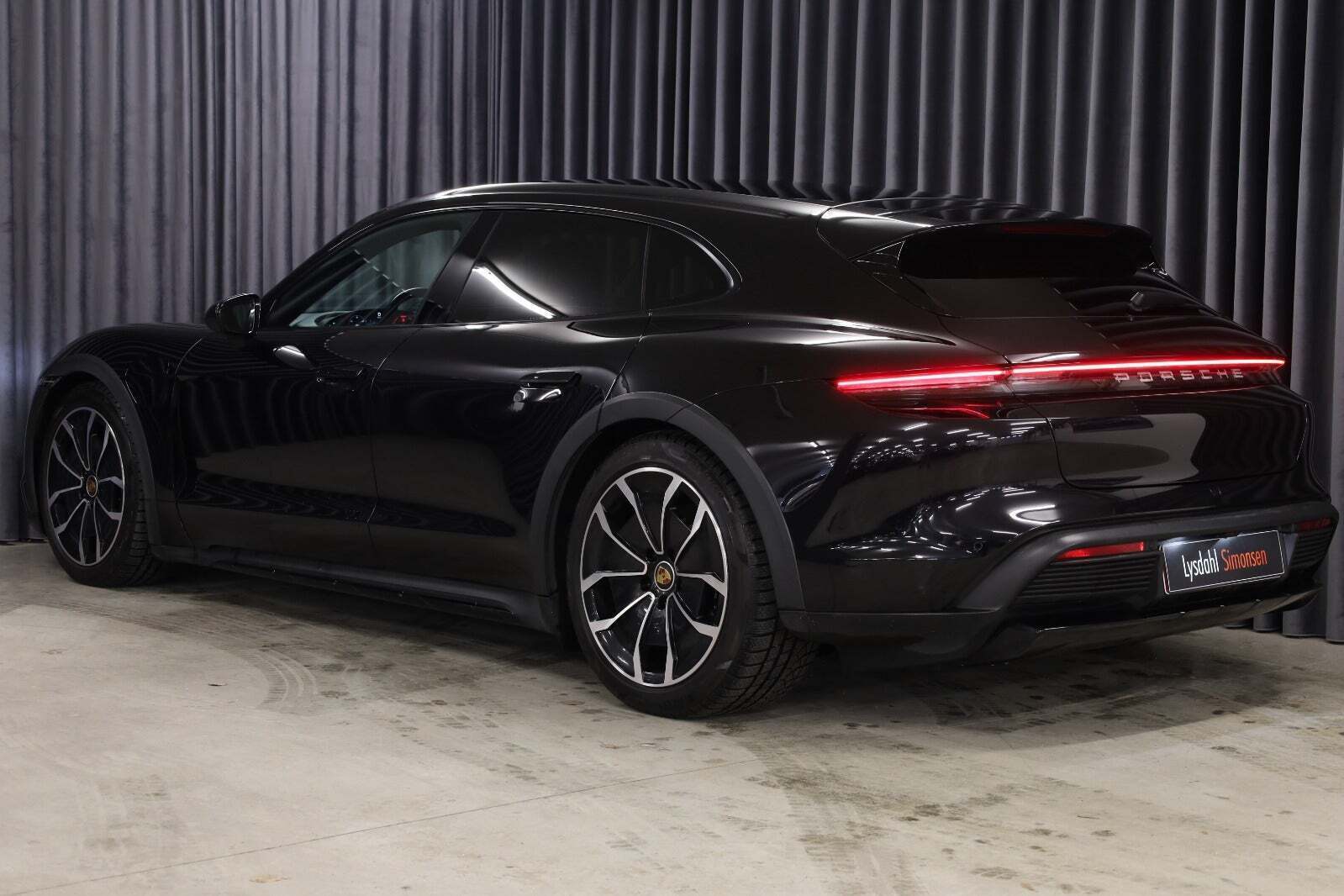 Porsche Taycan 4 Performance+ Cross Turismo