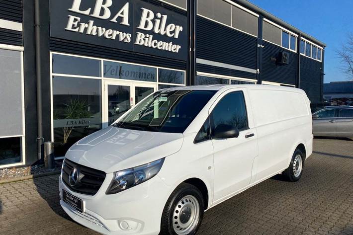 Hvid Mercedes Vito 116 fra 2022 set udefra