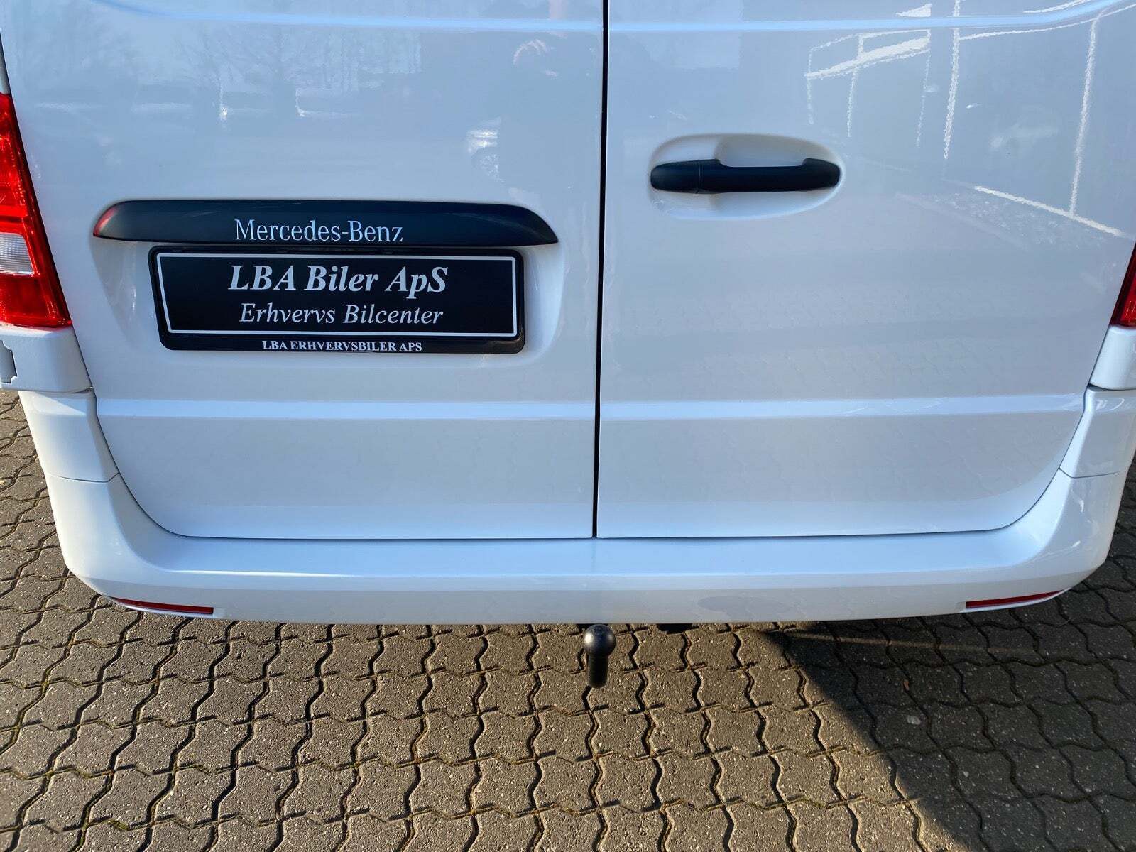 Hvid Mercedes Vito 116 fra 2022 set udefra