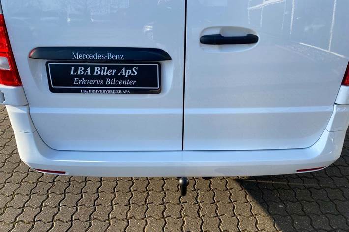 Hvid Mercedes Vito 116 fra 2022 set udefra