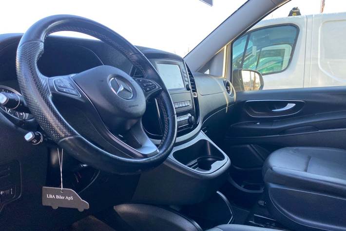 Hvid Mercedes Vito 116 fra 2022 set indefra