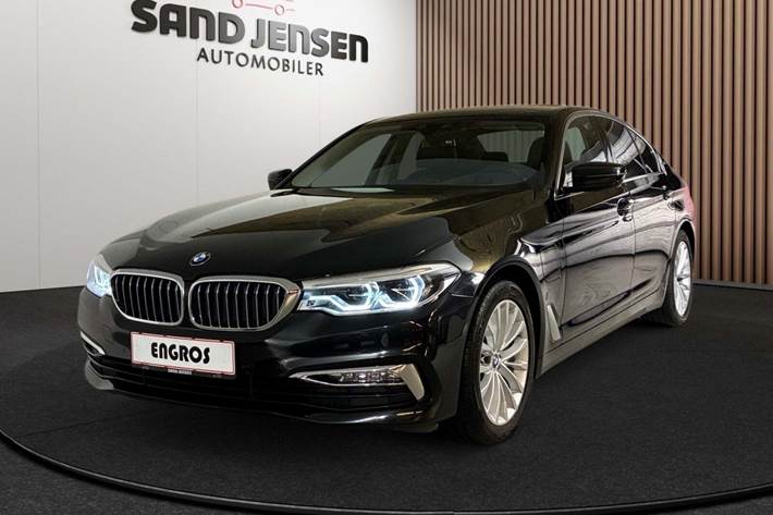 Sort BMW 530e fra 2018 set udefra