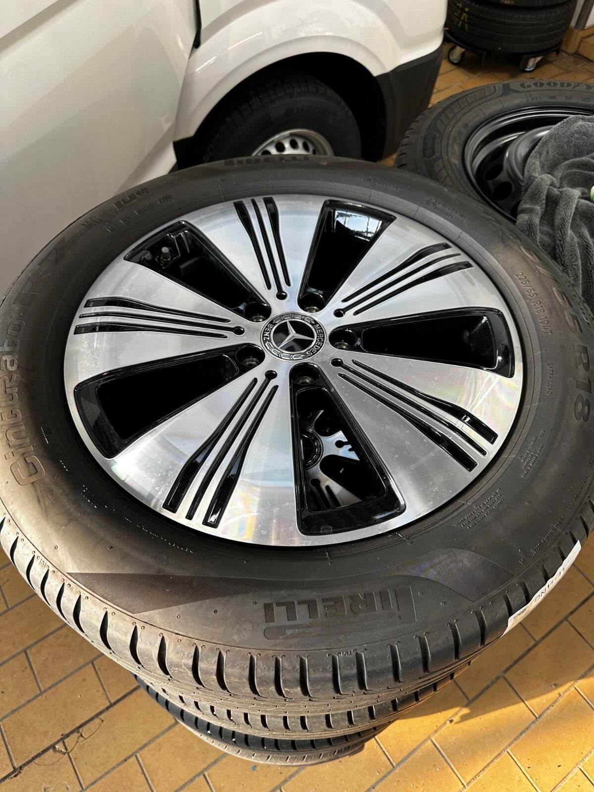 Grå Mercedes EQA250 fra 2023