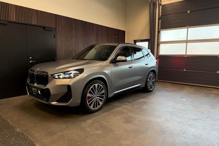 Grå BMW iX1 fra 2023
