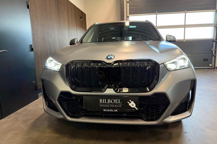 Grå BMW iX1 fra 2023