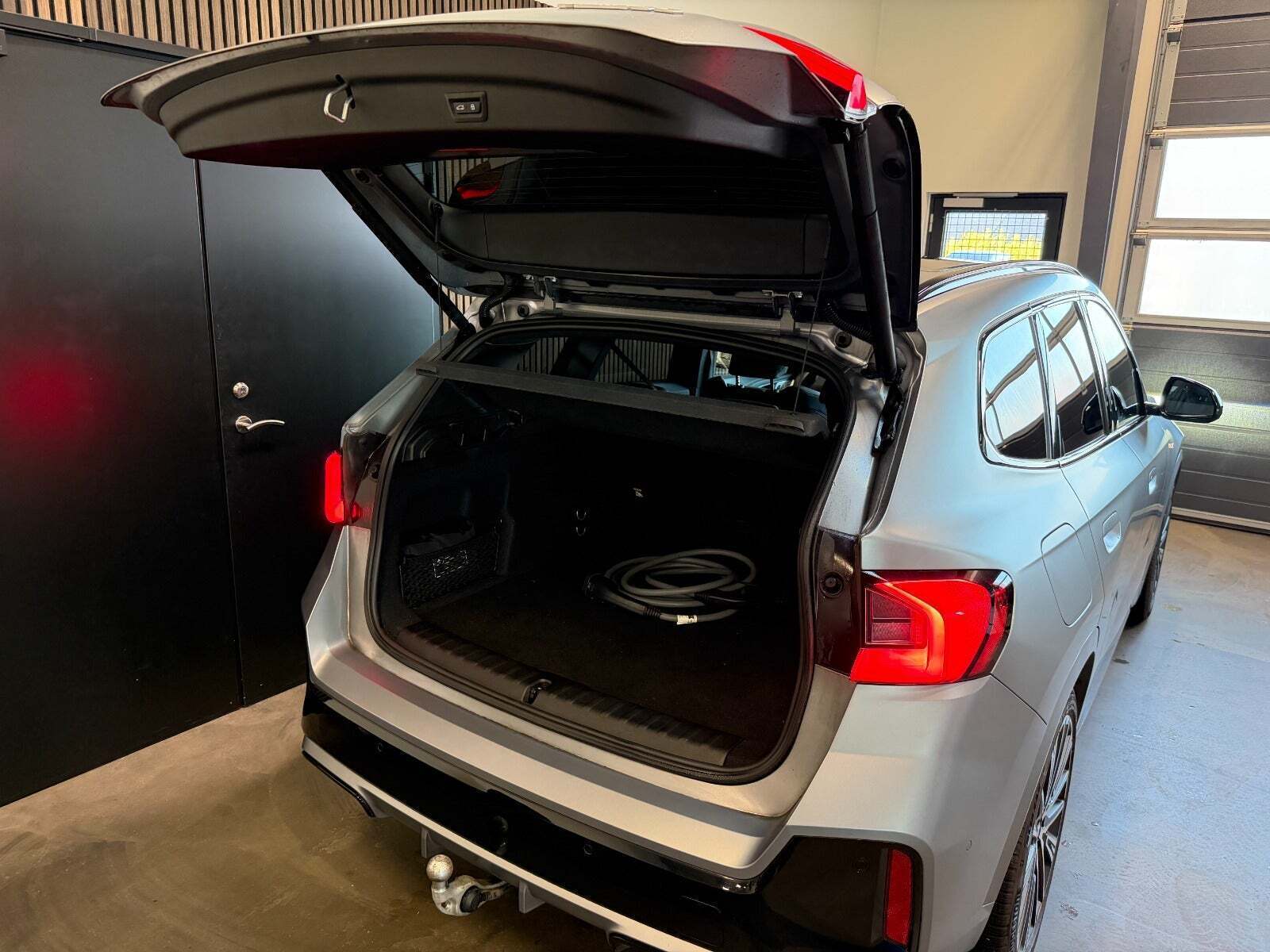 Grå BMW iX1 fra 2023