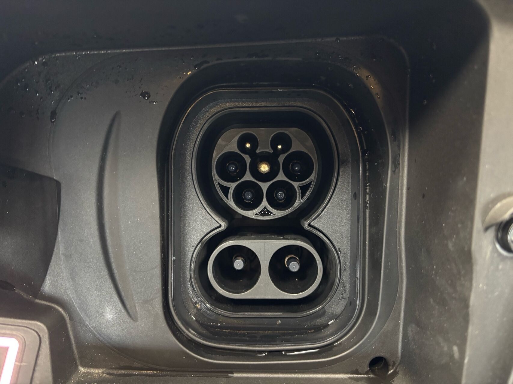 Blå Opel Mokka-e fra 2023