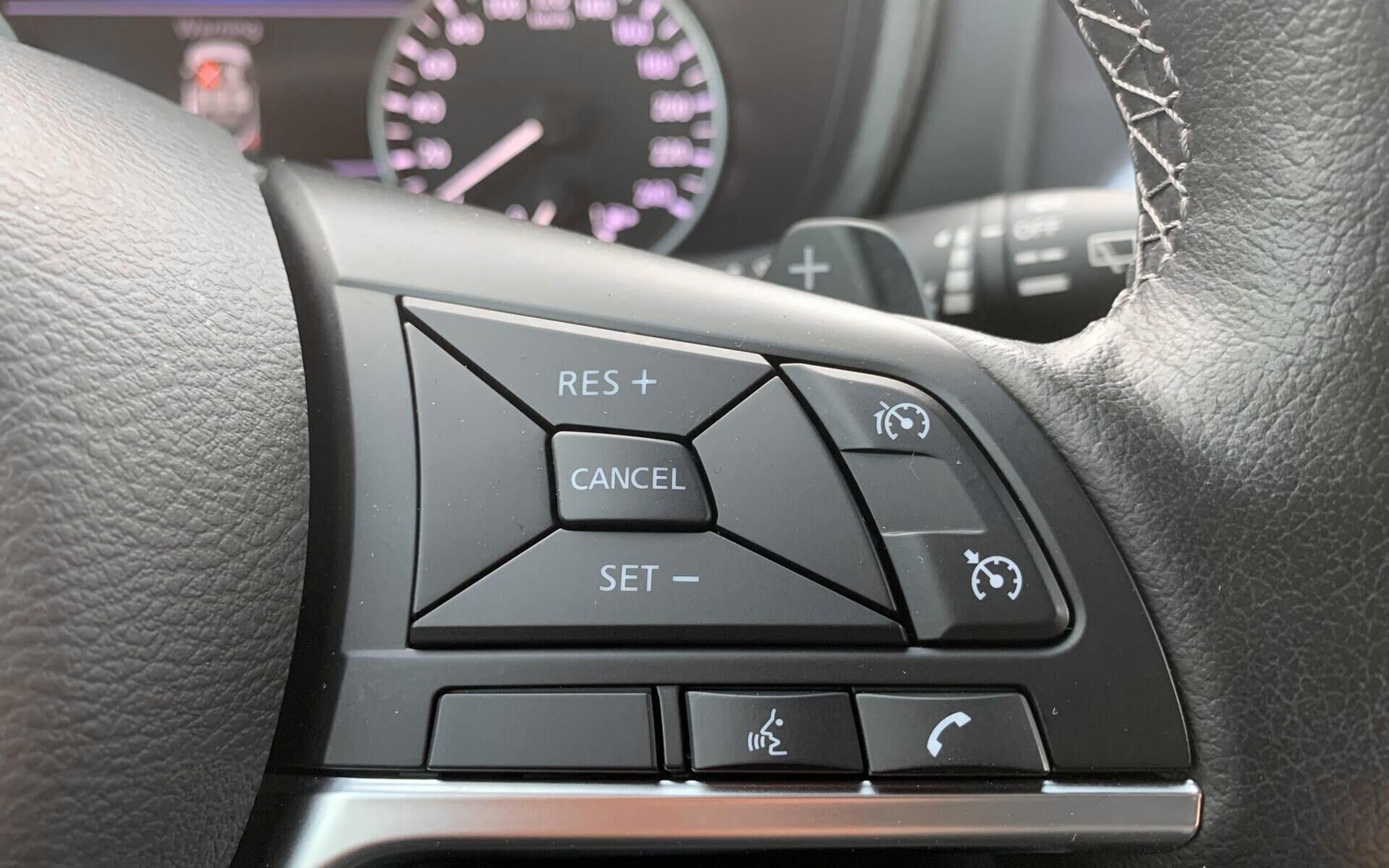 Grå Nissan Juke fra 2024