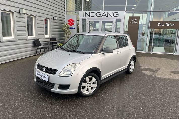 Sølv Suzuki Swift fra 2008 set udefra