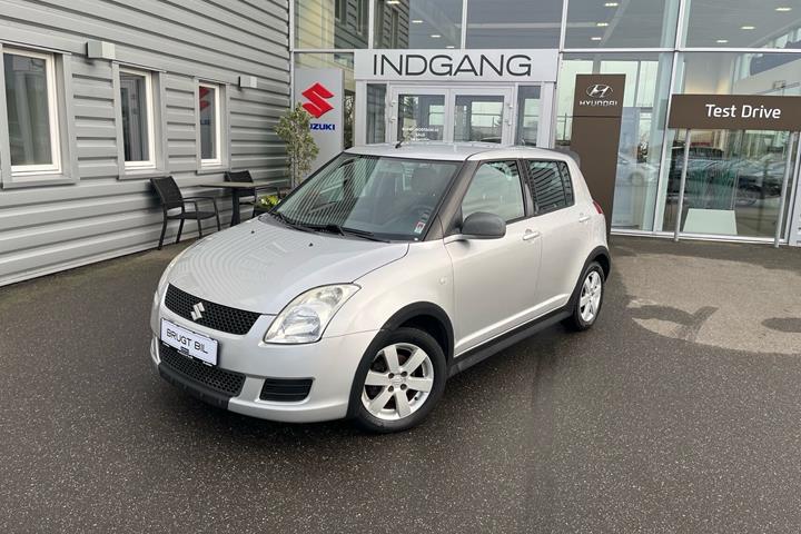 Sølv Suzuki Swift fra 2008 set udefra