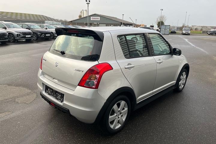 Sølv Suzuki Swift fra 2008