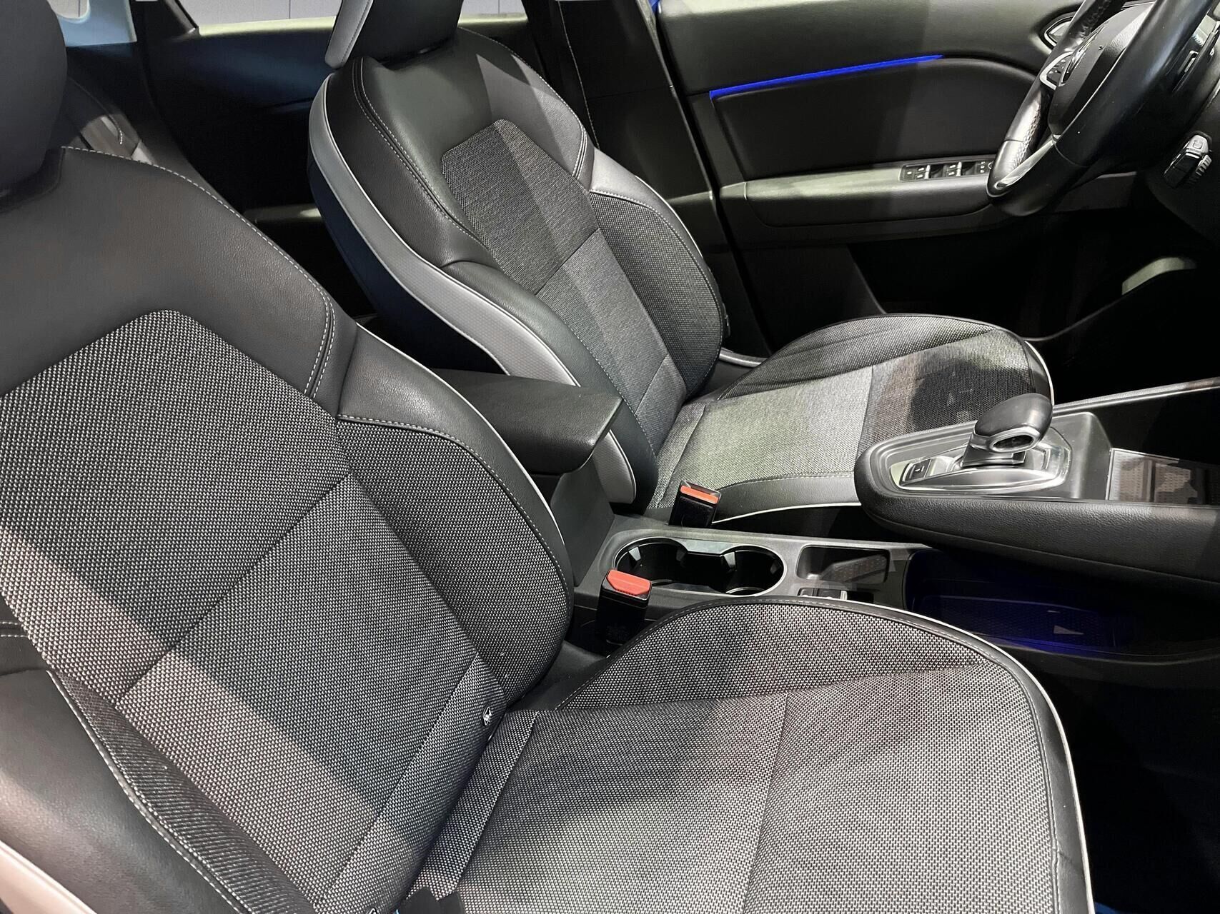 Blå Renault Captur fra 2020