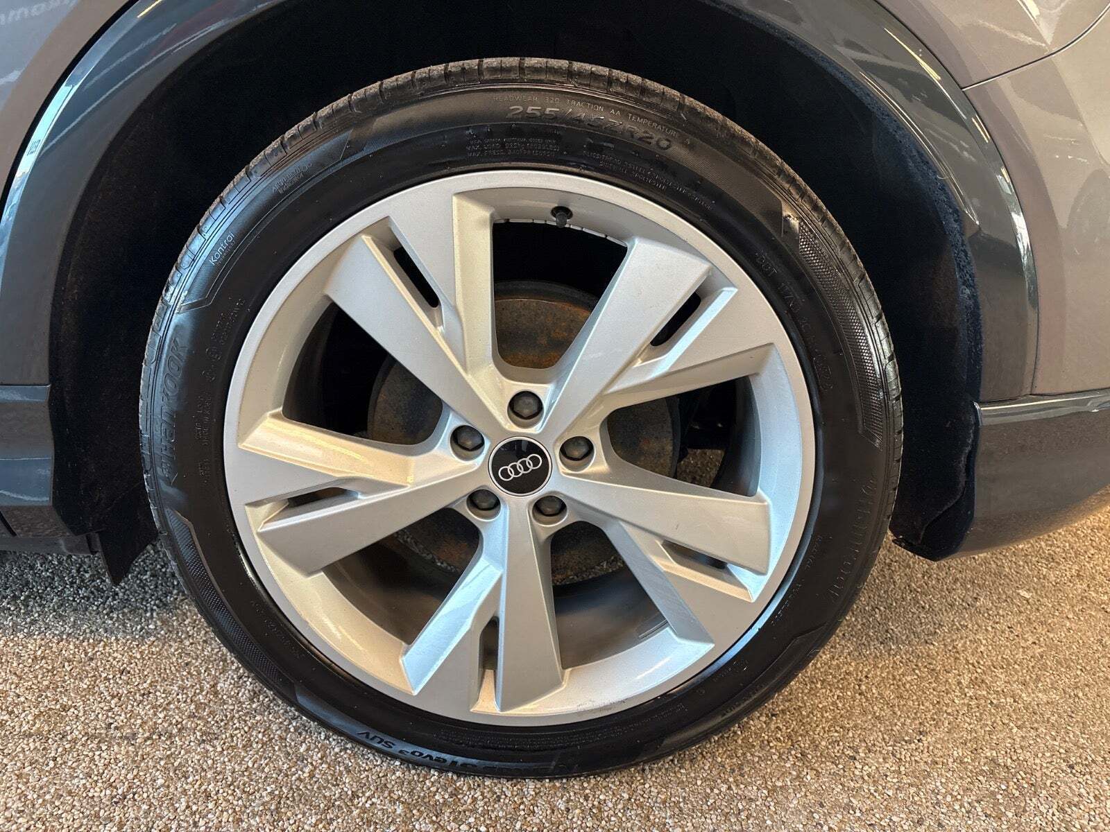 Grå Audi Q4 e-tron fra 2022