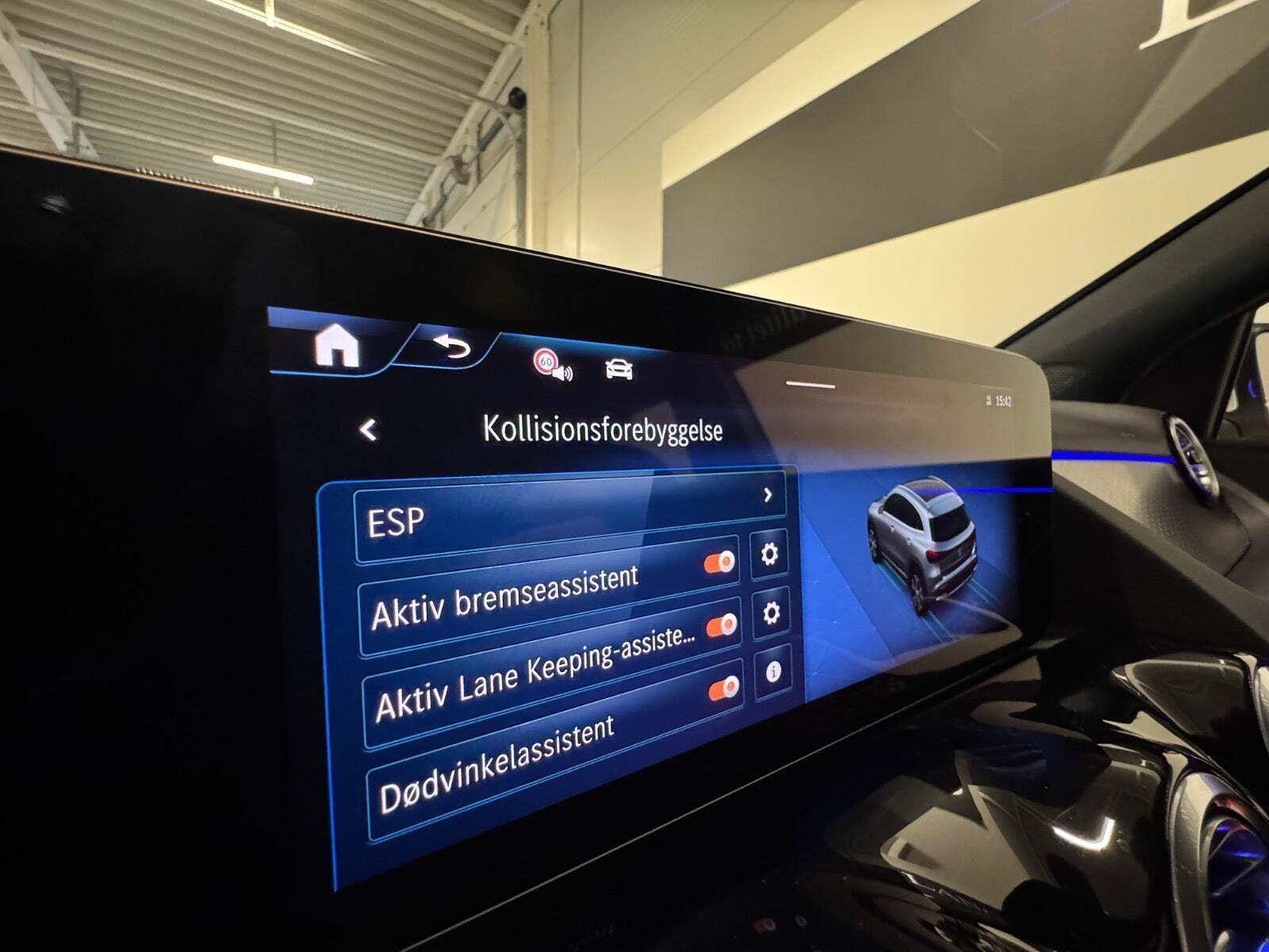 Hvid Mercedes EQA300 fra 2025