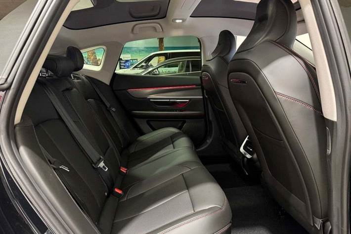 Grå Xpeng P7 fra 2024