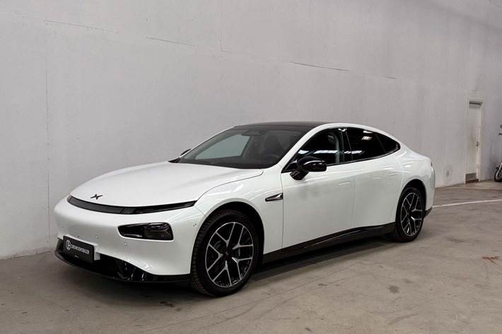 Hvid Xpeng P7 fra 2024