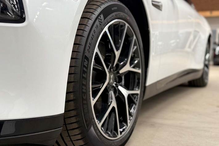 Hvid Xpeng P7 fra 2024