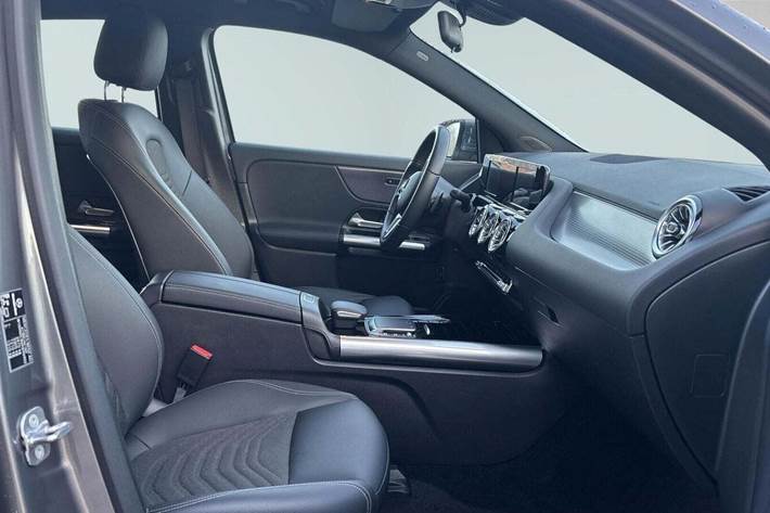 Grå Mercedes EQA250+ fra 2023