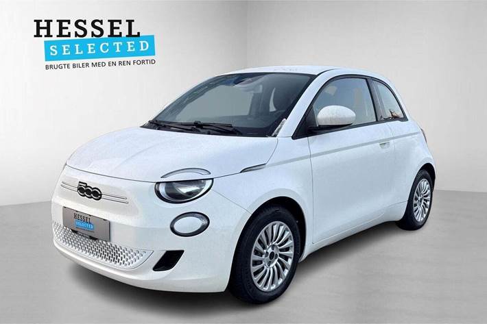 Hvid Fiat 500e fra 2022 set udefra