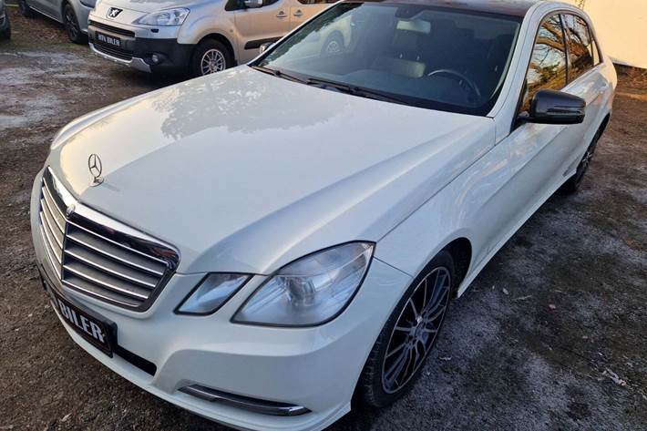 Hvid Mercedes E200 fra 2013 set udefra