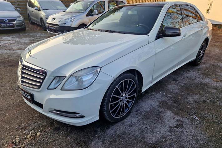 Hvid Mercedes E200 fra 2013