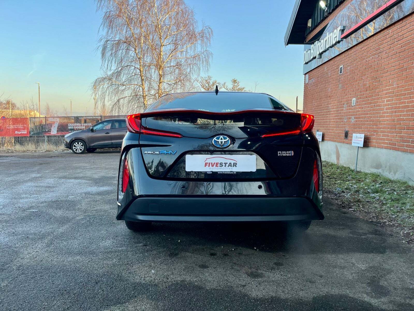 Sort Toyota Prius fra 2020 set udefra